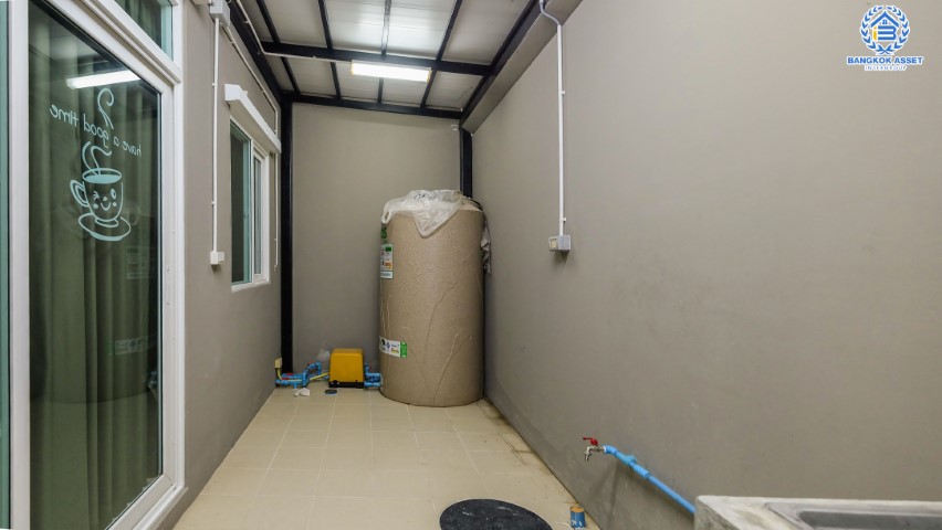 ทาวน์เฮ้าส์มือสองย่านนนทบุรี โครงการ คาซ่าซิตี้ ราชพฤกษ์-พระราม5 บ้านสวยพร้อมอยู่  เนื้อที่ 18.50 ตร.ว. ฟังก์ชัน 3 ห้องนอน 2 ห้องน้ำ *แถมเฟอร์นิเจอร์ให้ทั้งหลัง* พร้อมบิวท์อินห้องครัว บนทำเลที่เชื่อมต่อถนน รัตนาธิเบศร์, ราชพฤกษ์, นครอินทร์ เข้าเมืองสะดวก ใกล้รถไฟฟ้า สถานี "บางพลู"…